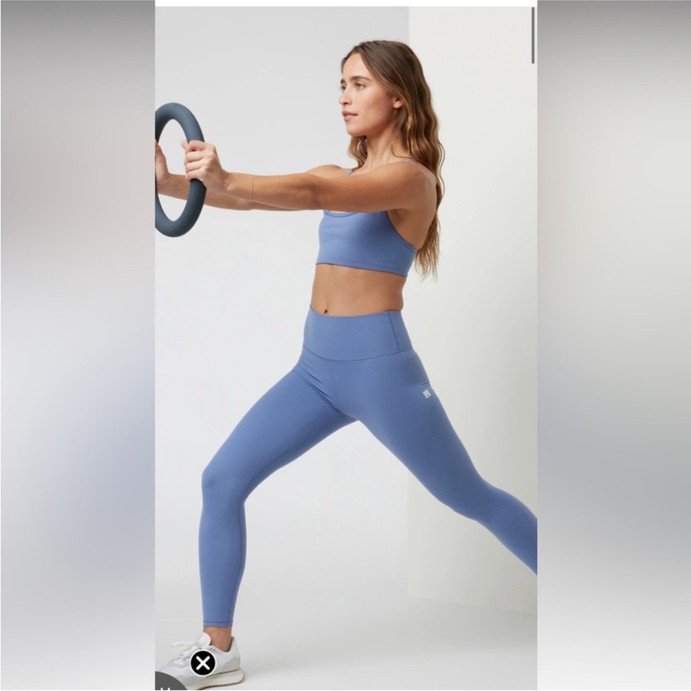 Vuori Blue Leggings and sports bra
